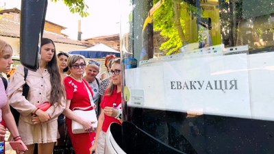 37 жителів Миколаївщини евакуювалися шостого липня. Червоний Хрест надав безкоштовний транспорт