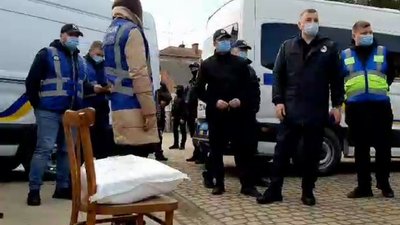 "Здають нерви у всіх": що відбувалося вночі на окружній виборчій дільниці округу 87 "Здають нерви у всіх": що відбувалося вночі на окружній виборчій дільниці округу 87