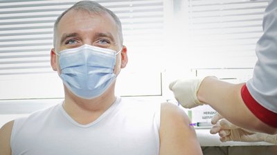 Посадовці міста Миколаєва публічно вакцинувались від COVID-19 Посадовці міста Миколаєва публічно вакцинувались від COVID-19