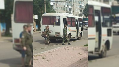 Чоловіків хапають військові у балаклавах: на окупованій Луганщині зростає невдоволення "мобілізацією" Чоловіків хапають військові у балаклавах: на окупованій Луганщині зростає невдоволення "мобілізацією"