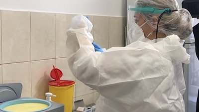 60 медиків ужгородської райлікарні вакцинували від COVID-19