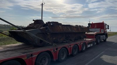 Знищену російську техніку з Харківщини відправили на "парад" до Києва Знищену російську техніку з Харківщини відправили на "парад" до Києва