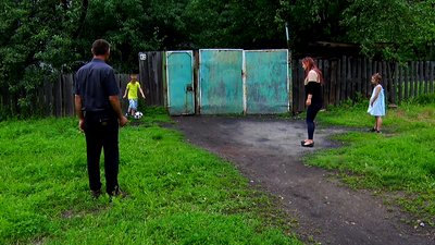 "Без них сумно". На Донеччині чоловік сам виховує п’ятьох дітей