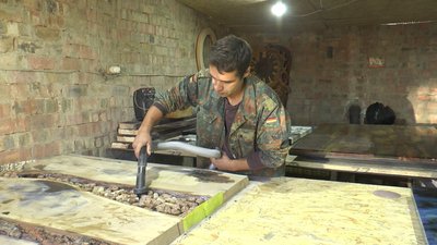 Поєднує епоксидну смолу та дерево. Прикарпатець Тарас Пронюк Поєднує епоксидну смолу та дерево. Прикарпатець Тарас Пронюк
