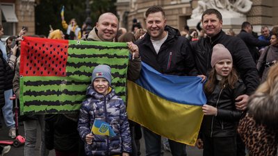В центрі Одеси зібралися херсонці, аби відсвяткувати звільнення міста. ФОТО