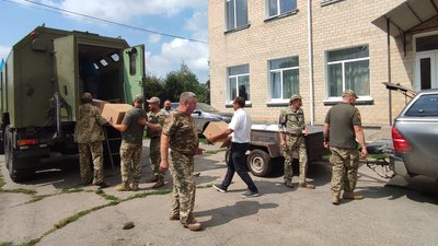 На Полтавщині українським військовим передали трофейну вантажівку