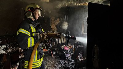 Рятувальник ДСНС гасить пожежу 