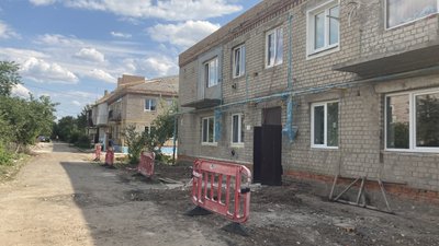 Відбудувати будинки, в яких живуть та куди будуть повертатися: як у Дергачах відновлюють домівки Відбудувати будинки, в яких живуть та куди будуть повертатися: як у Дергачах відновлюють домівки