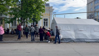 Допомога від Червоного Хреста. У Миколаєві понад 400 людей щоденно приходять отримати продукти