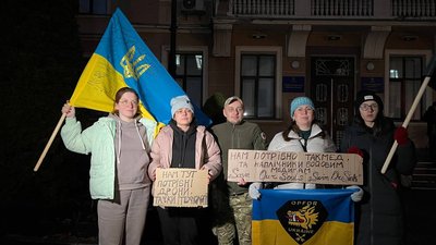 Учасники автопробігу "ЗСУ в першу чергу" біля міської ради. Листопад 2023. Тернопіль Учасники автопробігу "ЗСУ в першу чергу" біля міської ради. Листопад 2023. Тернопіль
