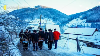 "Проживіть. Прослухайте, прочуйтеся!". Репортаж про коляду й Різдво в Криворівні "Проживіть. Прослухайте, прочуйтеся!". Репортаж про коляду й Різдво в Криворівні