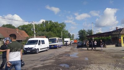 Півсотні прикарпатців перекрили трасу національного значення Н-10 у Болехові Півсотні прикарпатців перекрили трасу національного значення Н-10 у Болехові
