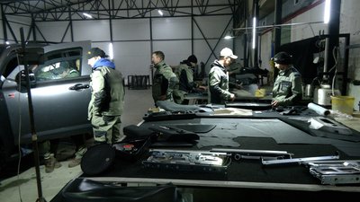 Працівники оснащують автомобілі бронею Працівники оснащують автомобілі бронею