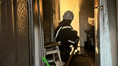 Рятувальник гасить пожежу