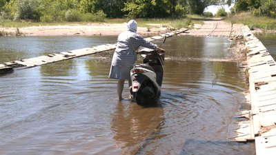 На Рівненщині між селами міст опустився у воду. Як із цим живуть місцеві