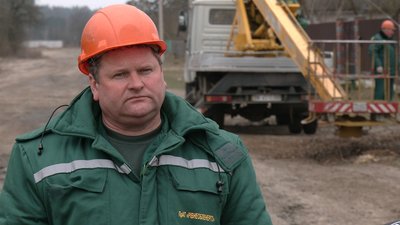 На Рівненщині лелекам роблять "безпечні гнізда". Навіщо вони потрібні На Рівненщині лелекам роблять "безпечні гнізда". Навіщо вони потрібні