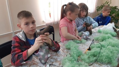 Вінничанин організував майстер-класи, математичні ігри та заняття з рукоділля для переселенців Вінничанин організував майстер-класи, математичні ігри та заняття з рукоділля для переселенців