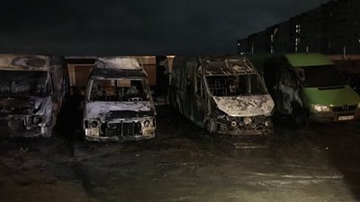 У Харкові на парковці згоріли чотири мікроавтобуси: охоронець-стажер в лікарні