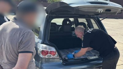 Поліція обшукує авто на Харківщині