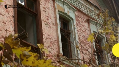 Зараз у маєтку вибиті вікна, в деяких кімнатах вирвана підлога та провалюється дах. 27.10.2022 рік. Зараз у маєтку вибиті вікна, в деяких кімнатах вирвана підлога та провалюється дах. 27.10.2022 рік.
