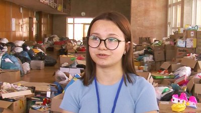 В одному з луцьких гуманітарних пунктів дорослим допомагають діти-волонтери В одному з луцьких гуманітарних пунктів дорослим допомагають діти-волонтери