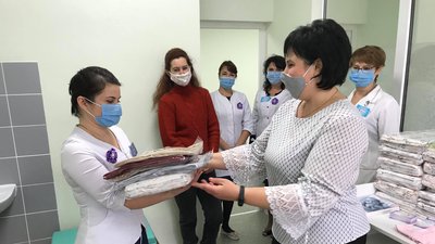 Клуб "28 петель" у Сумах передав речі для передчасно народжених дітей дитячої лікарні Клуб "28 петель" у Сумах передав речі для передчасно народжених дітей дитячої лікарні
