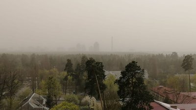 Київ "накрила" піщана буря. Вітер повалив частину Подільського мосту Київ "накрила" піщана буря. Вітер повалив частину Подільського мосту