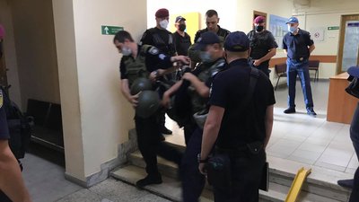 Підозрюваному у вбивстві 8-річного сина обирають запобіжний захід у Деснянському суді