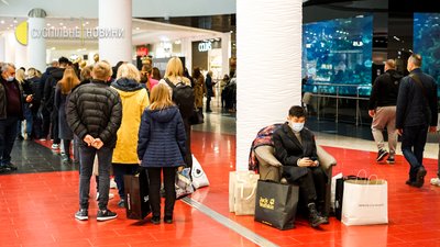 Деколи відвідувачі змушені по півгодини стояти в чергах аби потрапити до бажаного магазину Деколи відвідувачі змушені по півгодини стояти в чергах аби потрапити до бажаного магазину