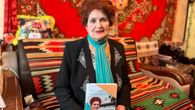 "Театр-моє життя". У Сумах видали книгу про творчість народної артистки України "Театр-моє життя". У Сумах видали книгу про творчість народної артистки України