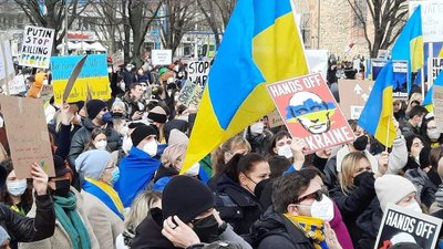 "Ми — з вами!" — сумчанка з мітингу на підтримку України в Берліні "Ми — з вами!" — сумчанка з мітингу на підтримку України в Берліні