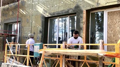У Тростянці триває відновлення лікарні: монтують систему опалення