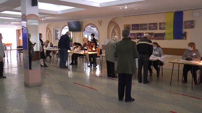 В опитуванні "П’ять питань від президента" жінка побачила порушення виборчого законодавства В опитуванні "П’ять питань від президента" жінка побачила порушення виборчого законодавства