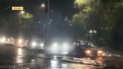 Під час дощу у Дніпрі затопило проспект Мануйлівський, на якому на годину зупинився рух тролейбусів