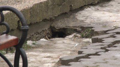 Провалля, що утворилося на площі Театральній в Ужгороді відновлять в межах реконструкції площі Провалля, що утворилося на площі Театральній в Ужгороді відновлять в межах реконструкції площі