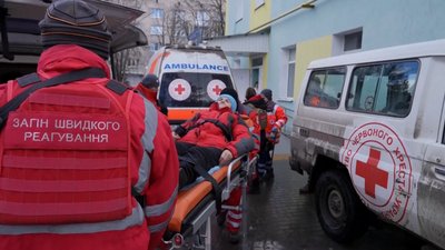 Волонтери "Червоного хреста" евакуюють людей з Донеччини Волонтери "Червоного хреста" евакуюють людей з Донеччини