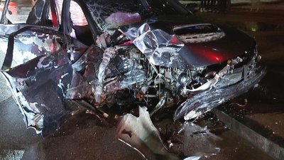 Біля міської ради у Житомирі сталася ДТП – водій в'їхав у дерево