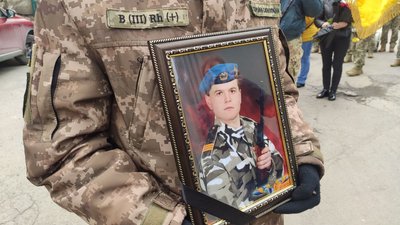 У Тернополі попрощалися з волонтером, військовослужбовцем Віталієм Заверухою У Тернополі попрощалися з волонтером, військовослужбовцем Віталієм Заверухою