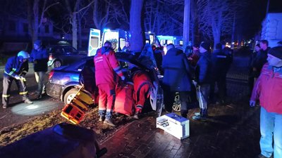 ДТП у Черкасах: авто в'їхало в дерево, троє людей у лікарні ДТП у Черкасах: авто в'їхало в дерево, троє людей у лікарні