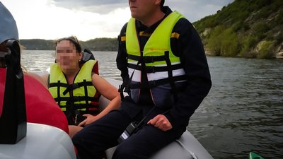 Не могли дістатись берега через сильний вітер: на Хмельниччині врятували туристок Не могли дістатись берега через сильний вітер: на Хмельниччині врятували туристок