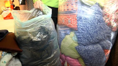 Шиють подушки, балаклави, рукавиці: літні люди у Житомирі допомагають військовим Шиють подушки, балаклави, рукавиці: літні люди у Житомирі допомагають військовим