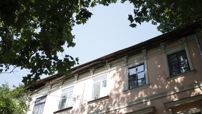 У будинку в центрі Одеси обвалилася частина карнизу