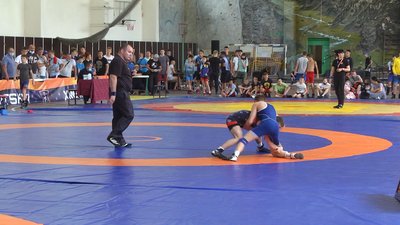 Стартувала Гімназіада з попередніх сутичок з вільної боротьби. Фото: Суспільне. Поділля. Стартувала Гімназіада з попередніх сутичок з вільної боротьби. Фото: Суспільне. Поділля.