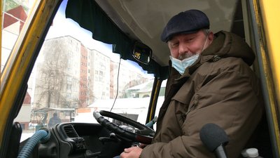 На Рівненщині люди чекають маршрутки у черзі на кілька метрів. В управлінні транспорту відповіли На Рівненщині люди чекають маршрутки у черзі на кілька метрів. В управлінні транспорту відповіли