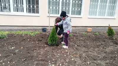 У полтавській школі створили Алею Слави У полтавській школі створили Алею Слави