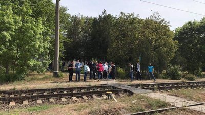На Одещині портовики перекрили дорогу: вимагали забезпечити їх роботою та виплатити 15 млн зарплати На Одещині портовики перекрили дорогу: вимагали забезпечити їх роботою та виплатити 15 млн зарплати