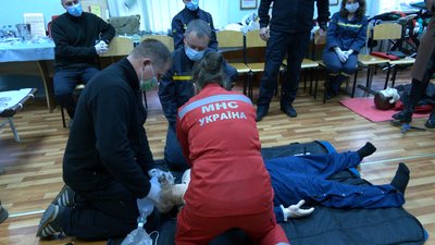 У Франківському медуніверситеті лікарі навчали рятувальників надавати домедичну допомогу