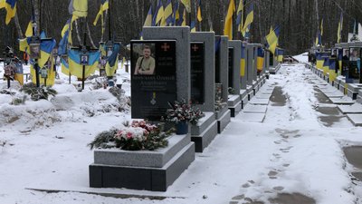 У Чернігові встановили 27 надгробків на могилах загиблих бійців на кладовищі Ялівщини