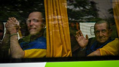 Звільнені з полону військовослужбовці у автобусі, 25 травня 2025 року Звільнені з полону військовослужбовці у автобусі, 25 травня 2025 року