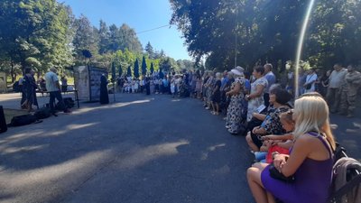 "На щиті": львівська волонтерка презентувала книгу спогадів про загиблих на Сході військових "На щиті": львівська волонтерка презентувала книгу спогадів про загиблих на Сході військових